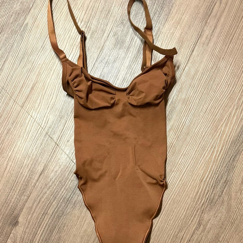 skims brown backless thong bodysuit size xs in bronze